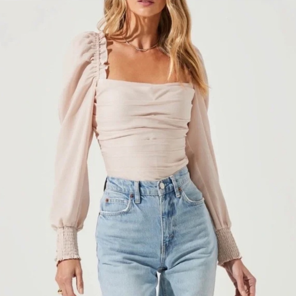 ASTR the Label Square Neck Puff
Sleeve Top